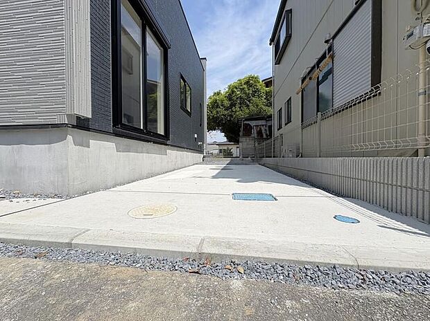 【駐車場 2】
建物南側の他にビルトインの駐車スペースあり。敷地内に普通車2台の駐車場