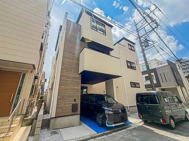 【現地外観】プランター等をおいてガーデニングが楽しめるちょっとしたスペースも。