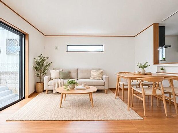 【リビングダイニング】シンプルなデザインの家は風情がある。住む人のこだわりを感じる。外観も内装もいたってシンプル。居心地がよく、家事や趣味、子育てなどにも集中できる。