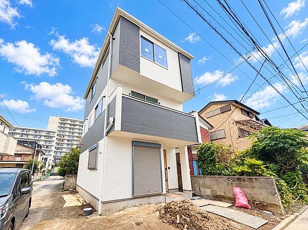 【外観】家族の温かさと陽光の暖かさ、楽しい毎日と明るい未来を予感させる「空間が織り成すひとつ先の住み心地」を演出します。