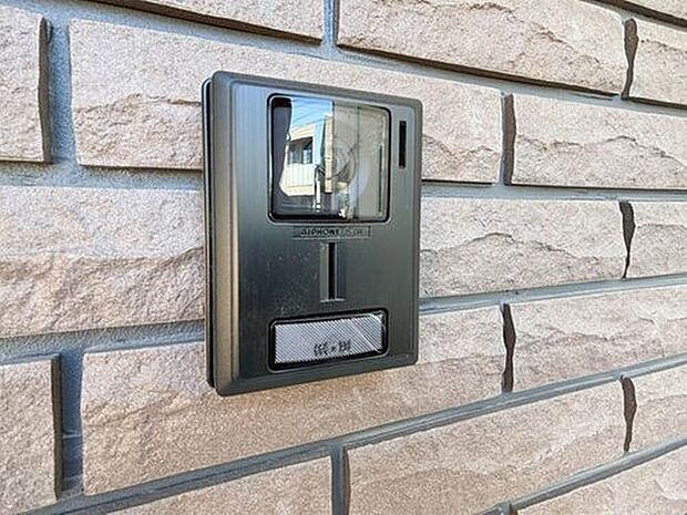 【TVモニター付インターホン】来訪者の様子を室内TVモニターでチェック。対応したくないセールスを断りやすく、子どもに留守番をさせるときも安心。不在時の来訪者を録画でき、犯罪抑止効果も期待できます。