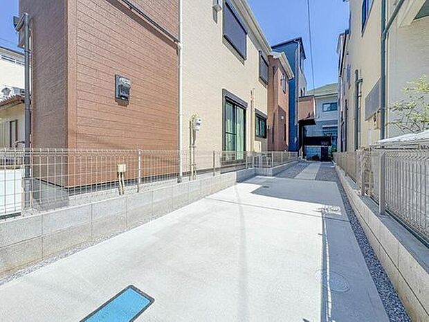 【駐車場】日々の暮らしにマイカーが必要。そんな方は物件の購入条件に駐車場は必須です。通勤に、家族のお迎えに、お買物に、おでかけに、クルマライフを楽しみたい方に。