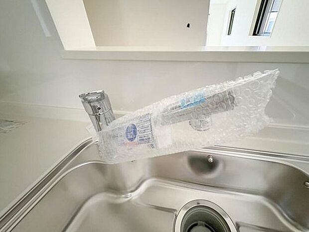 【【浄水器一体型混合水栓】】一つの蛇口で「原水(水道水)」「シャワー」「浄水」を切り替えられる、浄水器を内蔵した混合水栓です。浄水は、水栓本体の首部分に付属のカートリッジをセットして使用します。