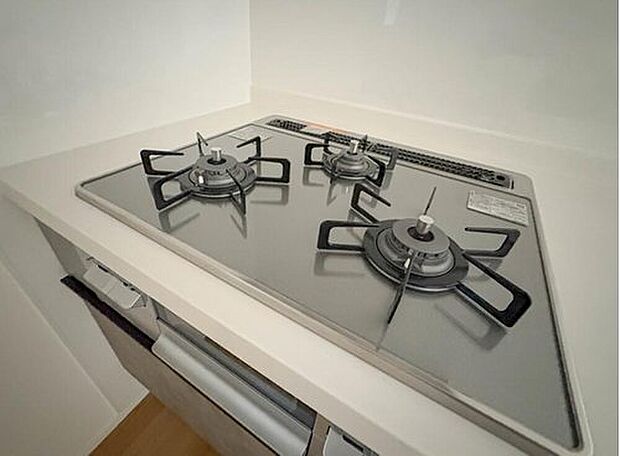 【【三口ガスコンロ】】三口ガスコンロは、炒め物などに適した強火力の「大バーナー」と天ぷらと煮物などに適した「標準バーナー」、奥にある弱火の「小バーナー」の3種類のバーナーが搭載されています。