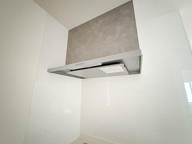 【【レンジフード】】調理の際に発生する汚れた空気(二酸化炭素、油煙、水蒸気、ニオイなど)を、ダクトを通して屋外に排出しています。