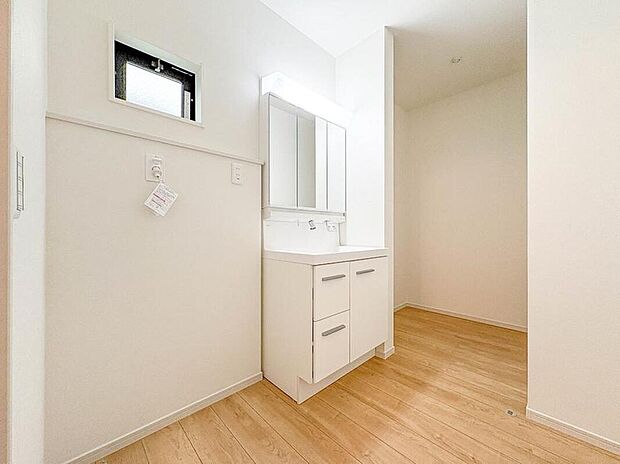 【【脱衣所】】洗面所は小さなプライベートスペース。歯磨き、洗顔と毎日施す個人空間。