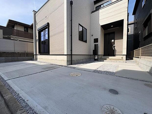 【駐車場】毎日の生活にマイカーが必須という方は、購入を検討する際、駐車場があることは大事な条件です。毎日の通勤や家族の送迎、買い物やお出かけなどクルマのある暮らしを満喫したい方は要チェック。