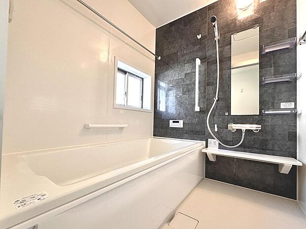 【浴室】きっとあなたのバスタイムも単なる習慣から特別な時間に変わるはず。一日の汚れとともに疲れを洗い流し、眠りに就く前の大事なリラックスタイムを演出