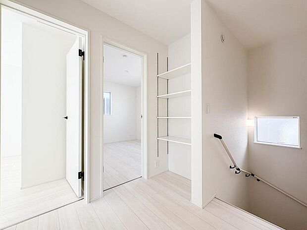 【収納】限られたスペースを有効に活用できる壁面クローゼット。(1号棟)