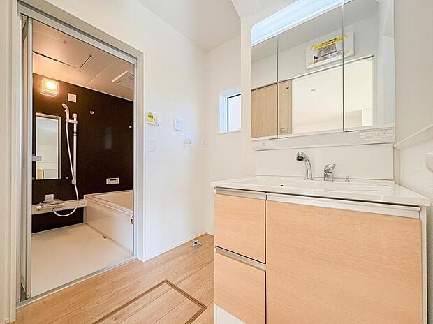 【洗面台・洗面所】洗面所は小さなプライベートスペース。歯磨き、洗顔と毎日施す個人空間。(2号棟)