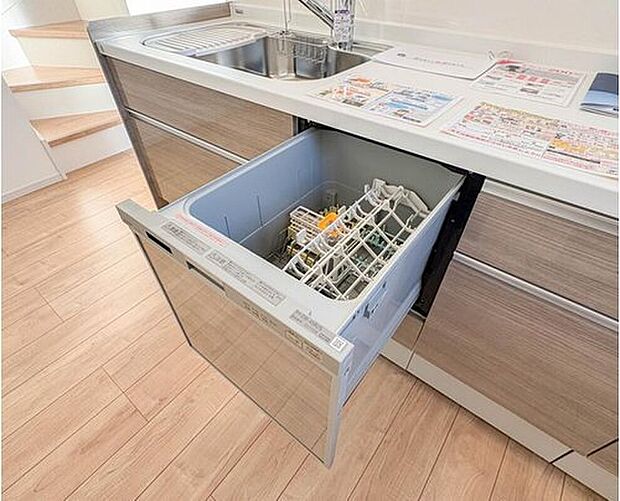 【【ビルトイン食器洗浄乾燥機】】食器洗いのわずらわしさから開放してくれる嬉しい設備。後片付けの手間を減らし奥様の時間を有効活用できます。お湯と洗剤を使う機会が少なくなるため、手荒れ防止にも。
