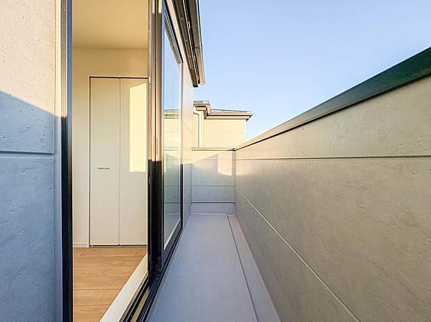 【バルコニー】バルコニーから差し込む陽光・通風は、住環境・快適性と共に有り続ける貴重な「財産」です。