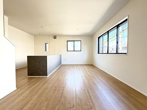 【【2号棟 LDK14.6帖】】床暖房を2面に配し、足元からの優しい温もりのリビングダイニング・3方位の明るい採光！