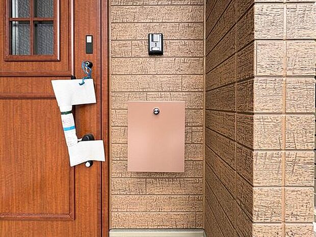 【【郵便受け】】郵便物には、ご家族の情報やクレジットカード・銀行口座情報など、個人情報が満載です。鍵付きのポストが、ご家族の個人情報をしっかりと守ります。