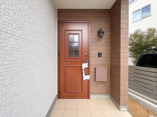 【玄関】家の顔となる玄関は、高いデザイン性が求められます。高級感と断熱性、防犯性に優れた玄関ドアを標準装備。ピッキング対策のセキュリティサムターン等、防犯に考慮しました。