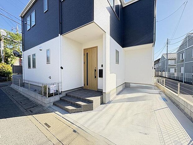 【【玄関】】屋根のある玄関前・雨の日の出入りも安心
