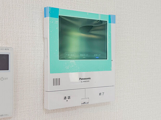 【【TVモニター付インターホン】】来訪者の様子を室内TVモニターでチェック。対応したくないセールスを断りやすく、子どもに留守番をさせるときも安心。不在時の来訪者を録画でき、犯罪抑止効果も期待できます。