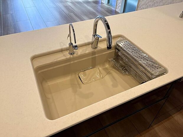 【【キッチン水栓】】メインと浄水、用途で使い分けできるツイン水栓。広々シンクで下ごしらえも洗い物もスムーズな、家事ラクキッチンです。