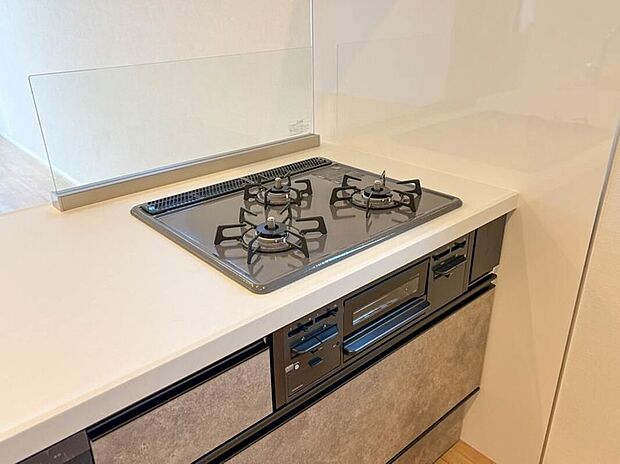 【【三口コンロ】】奥さま目線で考え、調理に重宝する三口コンロをシステムキッチンに採用、ワイドな洗い場も設けも野菜や食器を洗うのを便利にしました。