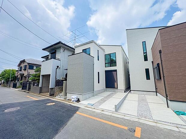 【現地外観写真】全2棟の新築分譲住宅が誕生しました。統一感のある美しい外観と、快適な暮らしを叶える充実の住空間が魅力。新しい街並みの中で、ご家族の新生活をスタートできる住まいです。