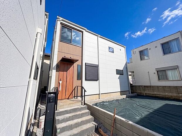 【現地外観写真】2階建て×開放感あふれる勾配天井
天井を高く取ることで、視線が上へ抜ける伸びやかな空間に。明るく開放感のある、心地よい住空間を演出します。