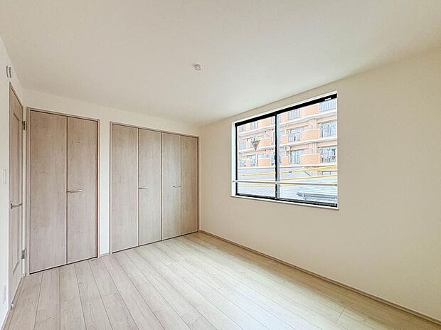 【A号棟【子供部屋】】お子様のお部屋にぴったりなクロークを備えたフローリング仕様の洋室です。