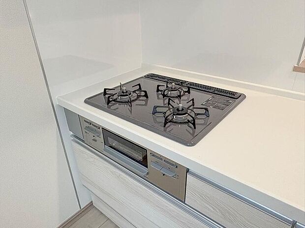 【【三口コンロ】】奥さま目線で考え、調理に重宝する三口コンロをシステムキッチンに採用、ワイドな洗い場も設けも野菜や食器を洗うのを便利にしました。