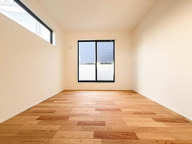 窓からたっぷりと陽光が注がれる明るい空間。家族の成長に対応できる永住仕様の間取り。一日の疲れを癒やしてくれる、時を忘れて過ごせる空間。