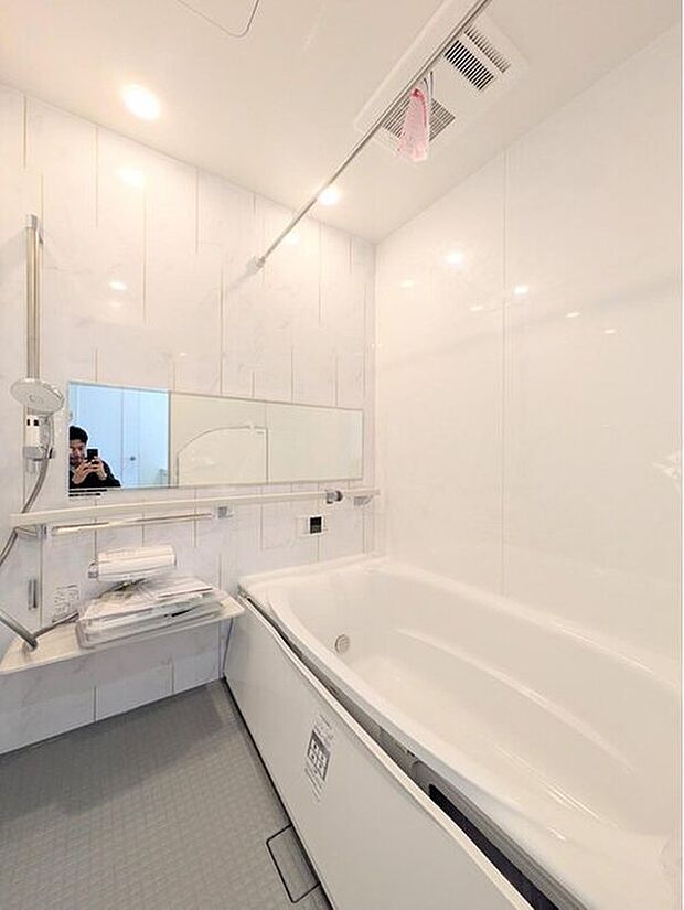 【バスルーム】
もっとお風呂が好きになる。お風呂に求める「心地いい」という瞬間のために使いやすさと上質な質感を両立するアイテムを備えた空間を演出。