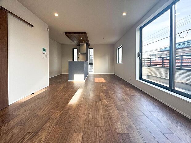 木のぬくもりが感じられるナチュラルな雰囲気に仕上がった室内。ふんだんに陽射しが注ぐ明るいリビングには家族が自然と集い笑顔に。