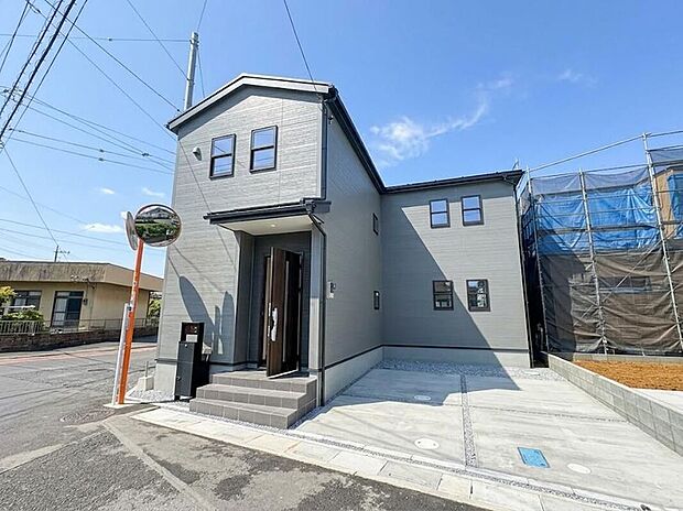 ハイセンスな空間とともに、対照的な成熟した街並みを併せ持つことも、この邸の大きな特徴です。素敵な新生活の始まりを、本邸宅で迎えてみてはいかがでしょうか。