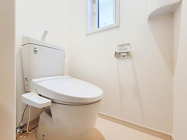 【トイレ】いつまでも清潔な空間であって頂けますように、目に留まるだけではなく、汚れをふき取り易いフロアと壁紙をチョイス致しました。掃除がし易く、とても清潔にご使用いただけます。