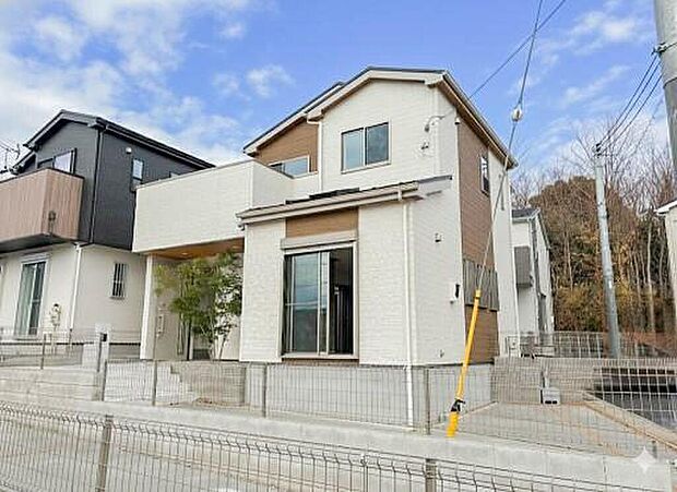 【現地外観写真】街に溶け合う美しい景観を生みだしているにも関わらず、採光や風通しを考えて設計された間取り。近隣との視線を考え、街全体で調整される窓位置。外観だけでなく、そこに住まうご家族の心地よさを最優先しました。