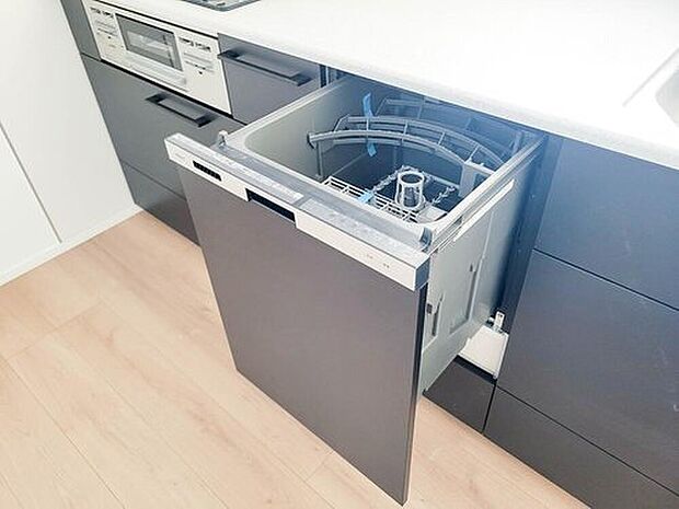 【ビルトインタイプ食器洗乾燥機】通常の手洗いでは使用出来ないほど高温のお湯や高圧水流を使うことにより汚れを効果的に落とすことができる。殺菌効果が非常に高く哺乳瓶などを使う家庭で需要が高く大変便利。