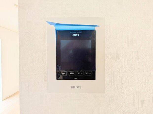 【モニター付きインターホン】「見える安心」をカタチにしました。誰が来てもわかる様にモニター付きインターホンを設置。家事動線を考慮した個所に設置し、防犯性と利便性に優れ快適と安らぎを合わせた優しい設計。

