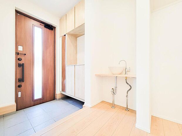 【玄関】「ただいま」「おかえり」新居で交わす家族同士の何気ないやり取りがただ何となく嬉しい出来事に。自分のお家を手に入れた事の喜びが感じられるお客様からの素敵なエピソードです。