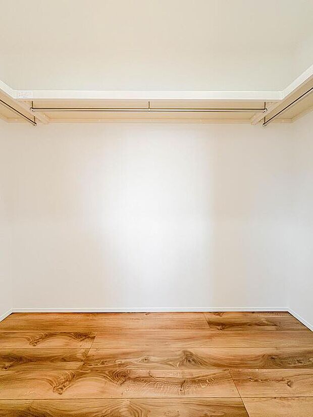 【収納】ウォークインクローゼットを完備。お子様のおもちゃやゴルフバックなど、大きなお荷物をお持ちの方や、季節物の家電製品やキャリーバック、お荷物が多い方でも安心のスペースです。