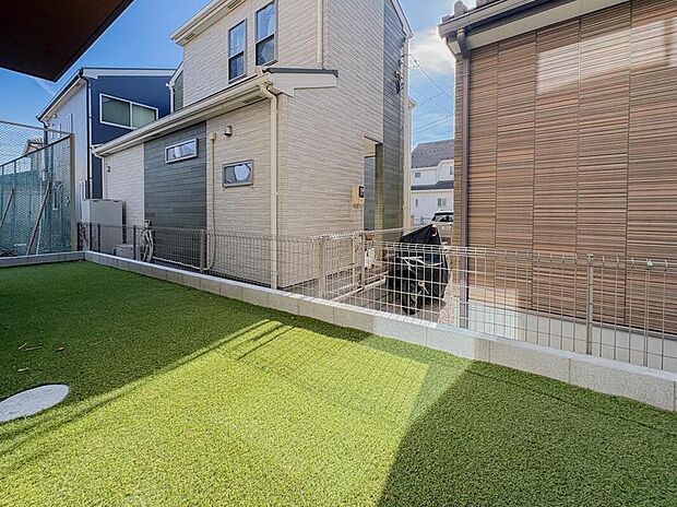 【庭】街区に現出する建物にあるお庭は、ここに住まう方々へ余すこと無く太陽の恵みを届け、癒しの場になる様に設計されております。