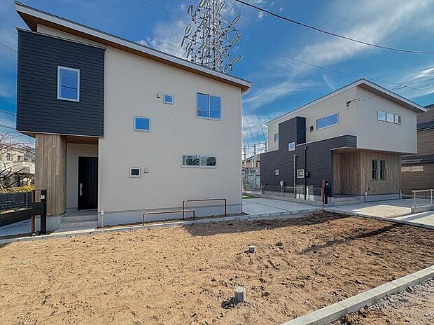 【現地外観写真】季節感を演出する多彩な樹木と豊かな彩りが重なり、四季折々の変化を楽しめる心地よい場所となることでしょう。時間の経過と共に味わいが出る素敵なリゾート時間を楽しんでください。