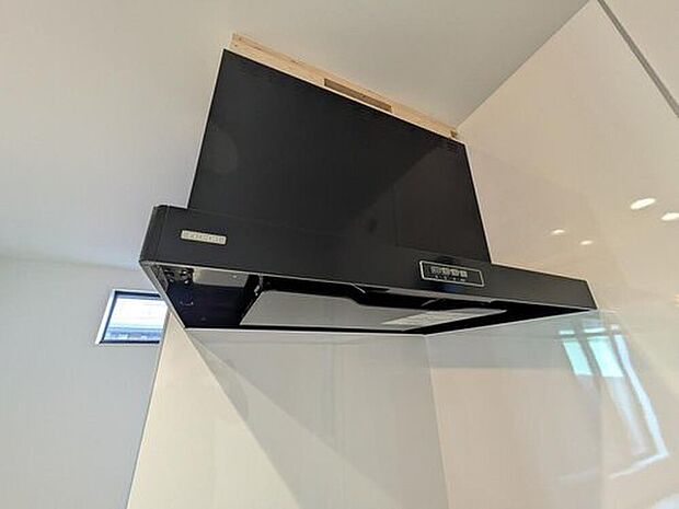 【レンジフード】調理の際に発生する汚れた空気(二酸化炭素、油煙、水蒸気、ニオイなど)を、ダクトを通して屋外に排出しています。