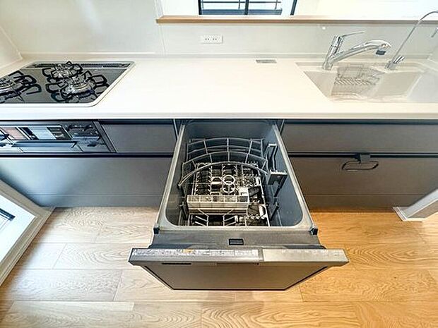 【ビルトイン食洗器】「ビルトインタイプ食器洗乾燥機」通常の手洗いでは使用出来ないほど高温のお湯や高圧水流を使うことにより汚れを効果的に落とすことができる。殺菌効果が非常に高く哺乳瓶などを使う家庭で需要が高く大変便利。