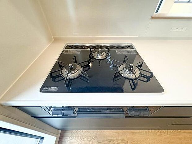 【3口コンロ】毎日料理をする、料理が好き、家族が多くて量を作る必要がある、等の方々にとっては必須の3口コンロ。同時進行で効率アップはもちろん鍋を移動する回数が減り、無駄な動きを軽減することが出来ます。