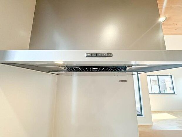 【レンジフード】昨今主流のスリムタイプのレンジフード。そのスタイリッシュな見た目から、インテリアとしても高い人気がある型です。また、スリム型の大きなメリットとして、掃除のしやすさがあります。