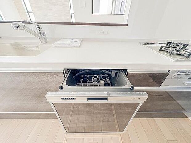 【ビルトインタイプ食器洗乾燥機】「ビルトインタイプ食器洗乾燥機」通常の手洗いでは使用出来ないほど高温のお湯や高圧水流を使うことにより汚れを効果的に落とすことができる。殺菌効果が非常に高く哺乳瓶などを使う家庭で需要が高く大変便利。