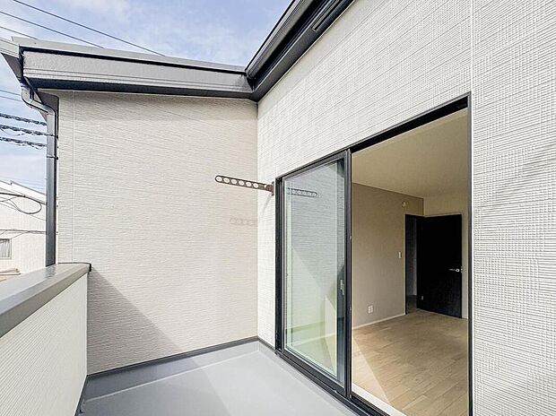 【バルコニー】暖かい陽ざしが差込むバルコニーは、晴れた日には、洗濯物が良く乾きます。また、風通しも良好です。