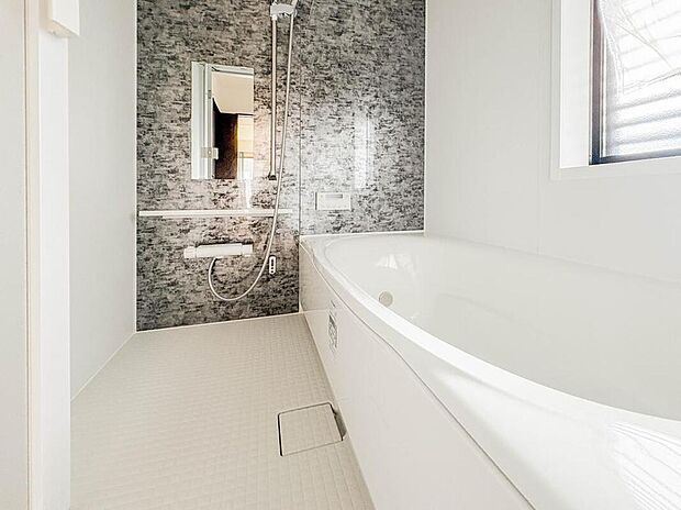 【浴室】『一日の疲れを落としてくれる場所は、一番落ち着く場所でなければならない』高級感溢れるカラーと適度な大きさで、半身浴も楽しめるバスタブが心地よさをもたらします。