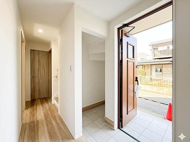 【玄関】収納スペースをたっぷり確保!靴や日用品をスマートに整理可能。室内へと続く動線もスムーズで、毎日の出入りが心地よく感じられる玄関です。