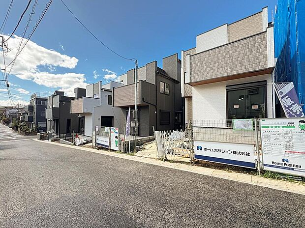 【 現地外観写真】街の風景に溶けこむシンプルなカタチ。バランスがとれた玄関のハイクォリティなデザイン。存在感あふれる建物の質感。