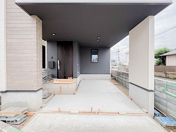 【駐車場】街に溶け合う美しい景観を生みだしているにも関わらず、採光や風通しを考えて設計された間取り。優雅なひと時をお過ごしいただける筈です。
