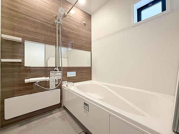 【浴室】壁や床に水はけが良く汚れが付きにくい素材を採用したユニットバス。サッと拭くだけで簡単にお手入れができるため、毎日の掃除負担を大幅に軽減し、いつでも清潔さを保てます。